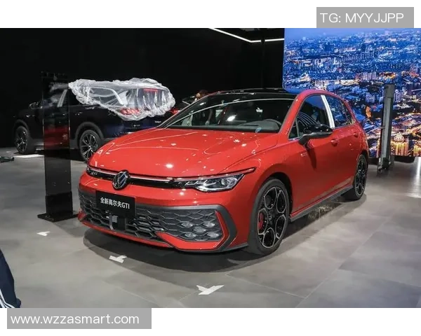 足球明星驾驭大众高尔夫展现非凡魅力与运动精神 足球明星驾驭大众高尔夫展现非凡魅力与运动精神